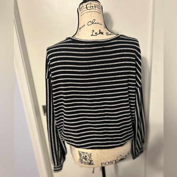 Forever 21 cropped top pull over‎ ties on waist - Picture 2 of 8